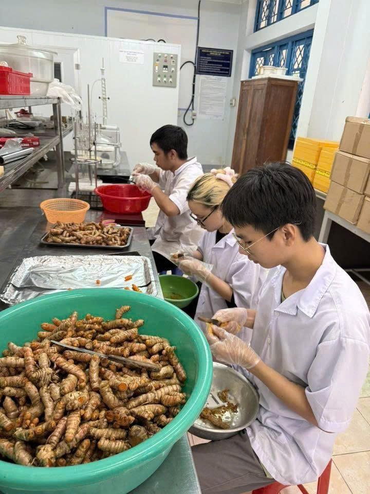 Hình 1. SV ngành KTHH đam mê NCKH. 